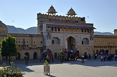 04 Fort_Amber_and Elephants,_Jaipur_DSC5041_b_H600